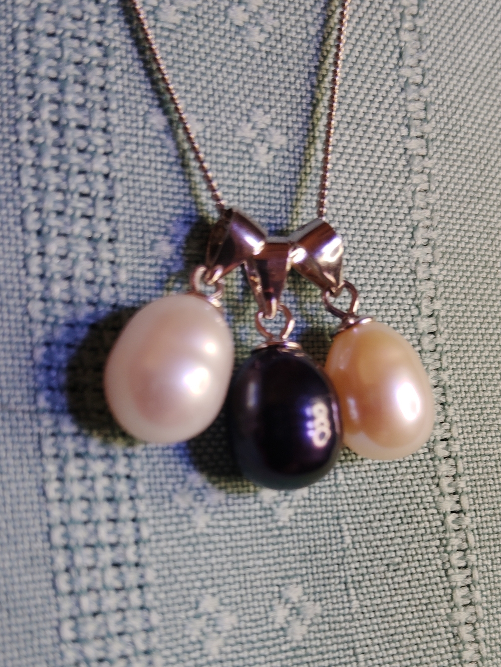 TRIPLE PEARL PENDANT(S) SET - IVORY, BLACK & CREAM PEARLS. STERLING, BOX- 18" Ch
